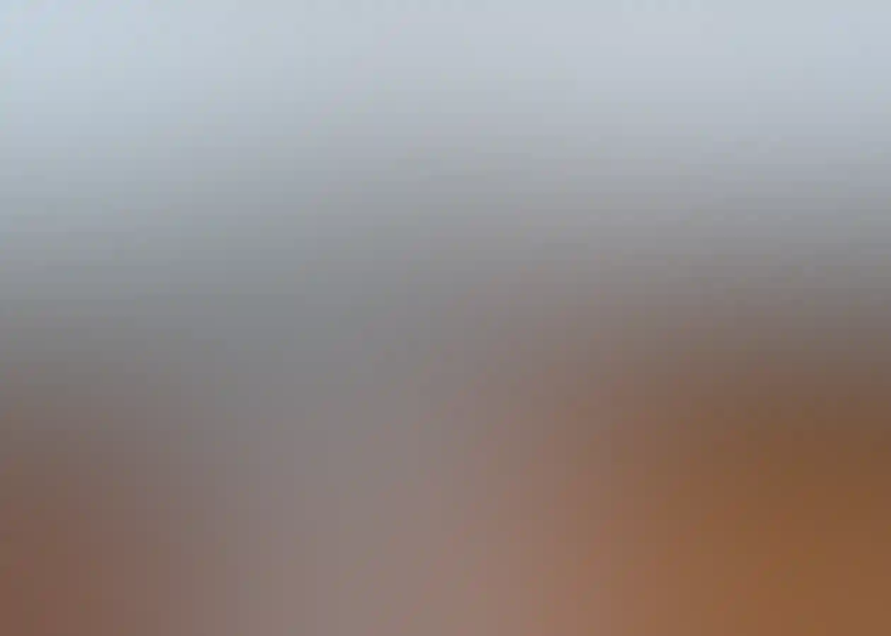 一名女子在卡爾巴里一輛電動車旁拍照